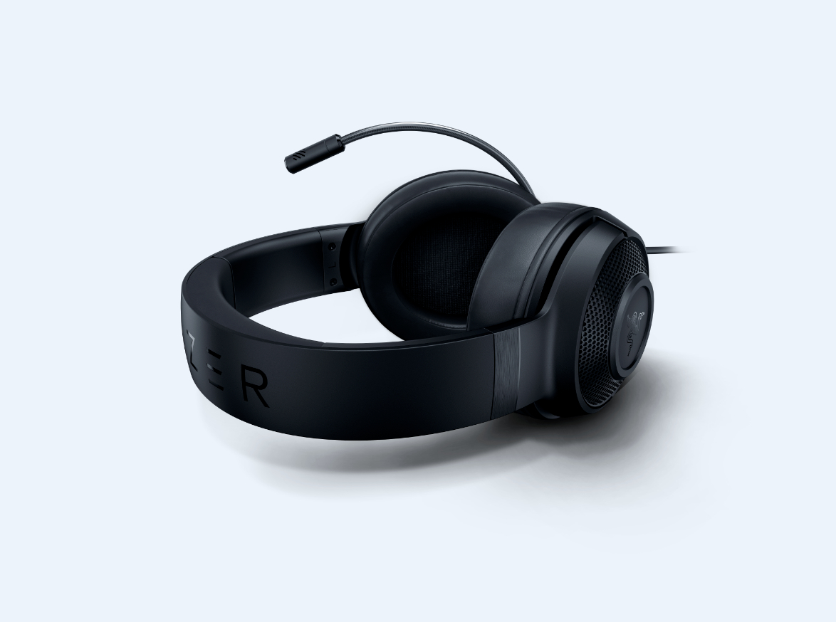 Schwarzes Gaming-Headset mit Mikrofon auf weißem Hintergrund.
