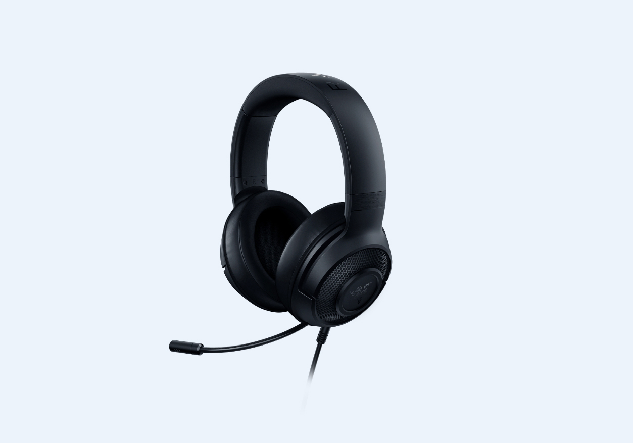 Schwarzes Gaming-Headset mit Mikrofon. Es hat ein Over-Ear-Design und ist auf hellblauem Hintergrund.