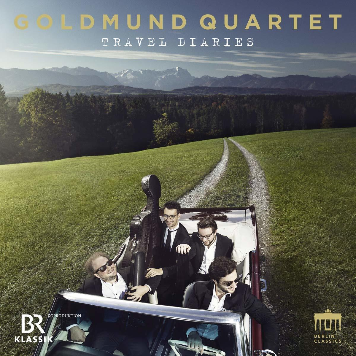 Albumcover von vier Männern in einem Oldtimer auf einer Straße, Berge im Hintergrund.