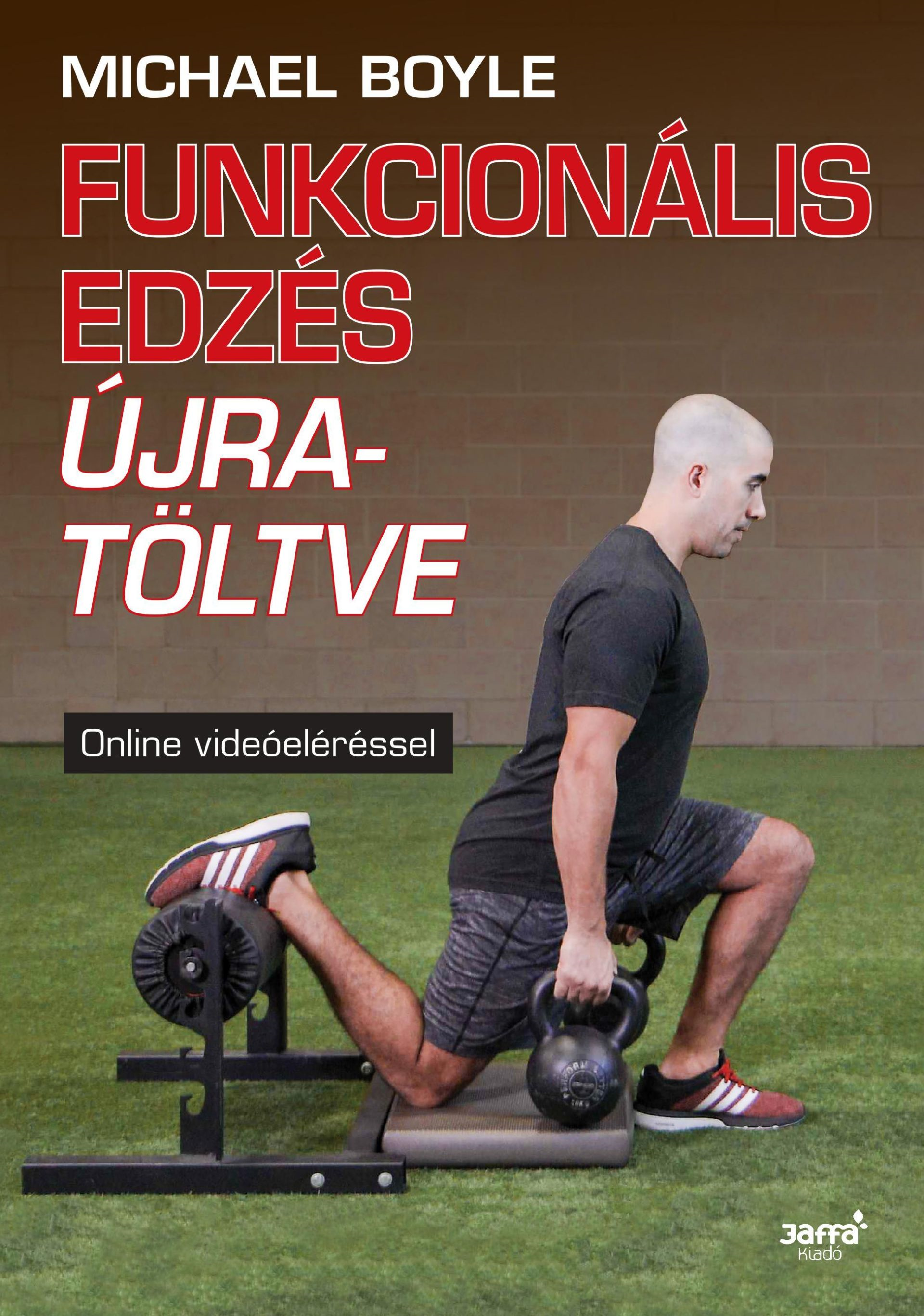Férfi edzőruhában. Cím: Funkcionális edzés. Kettlebell és edzőállvány zöld füvön.