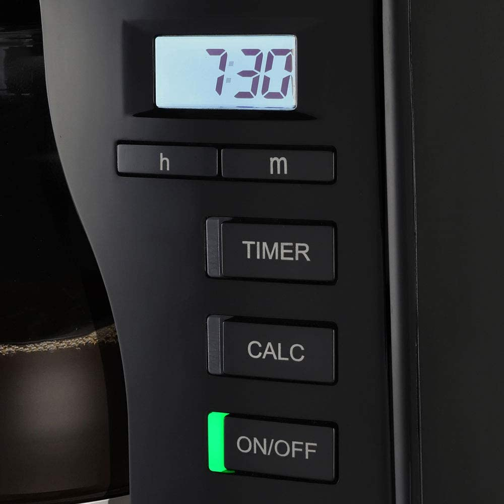 Pannello di controllo della caffettiera nera con display digitale 7:30.