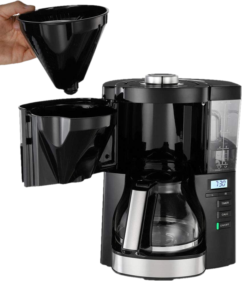 Macchina da caffè nera con caraffa in vetro e mano che tiene un filtro.