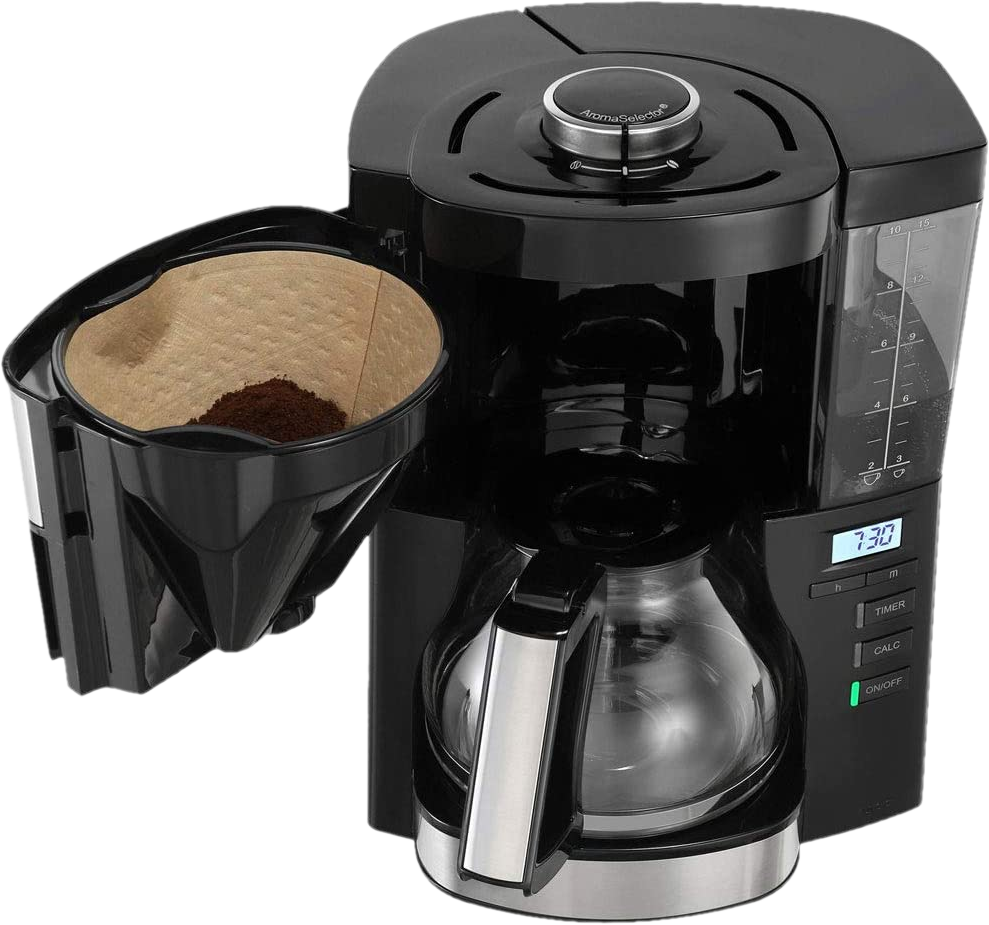 Macchina da caffè nera con caraffa in vetro. Il filtro è aperto e pieno di caffè.