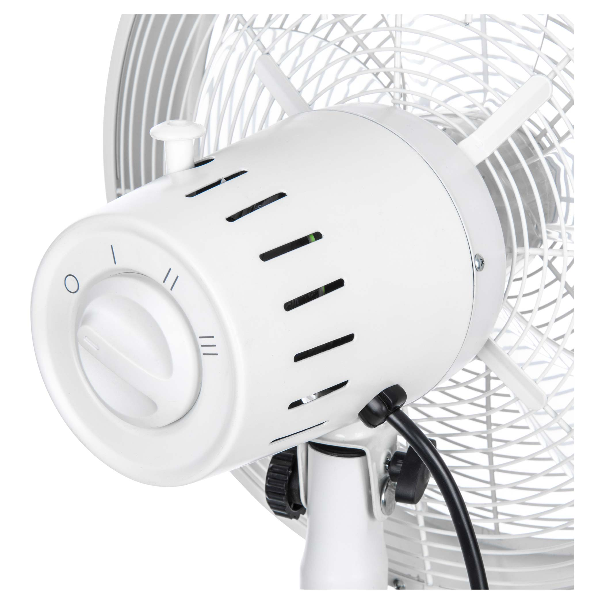 Fehér ventilátor közelről: vezérlőgomb, lapátok és védőrács.