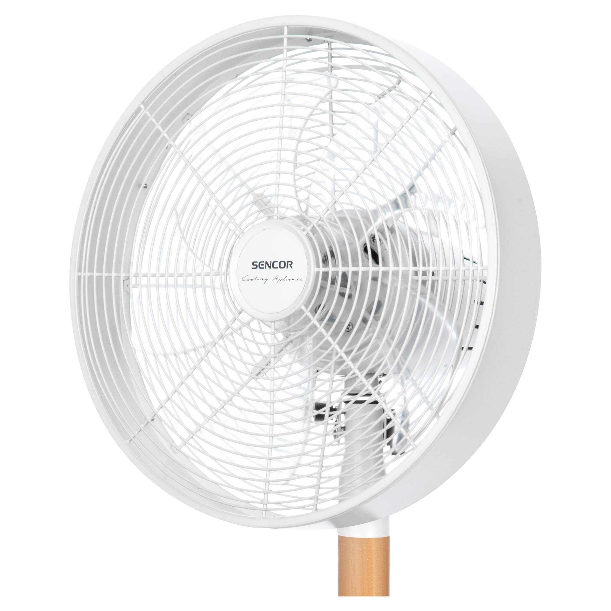 Egy fehér álló ventilátor fa alappal és fehér védőráccsal a ventilátorlapátok előtt.