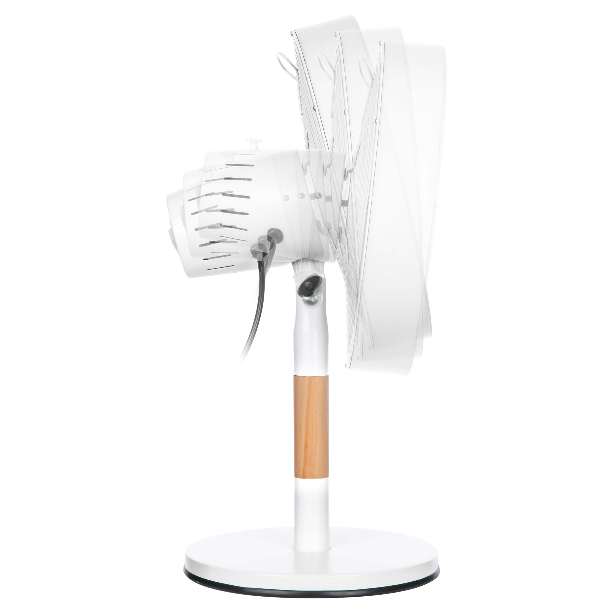 Fehér ventilátor fa talppal és állítható lapátokkal, fehér háttér.