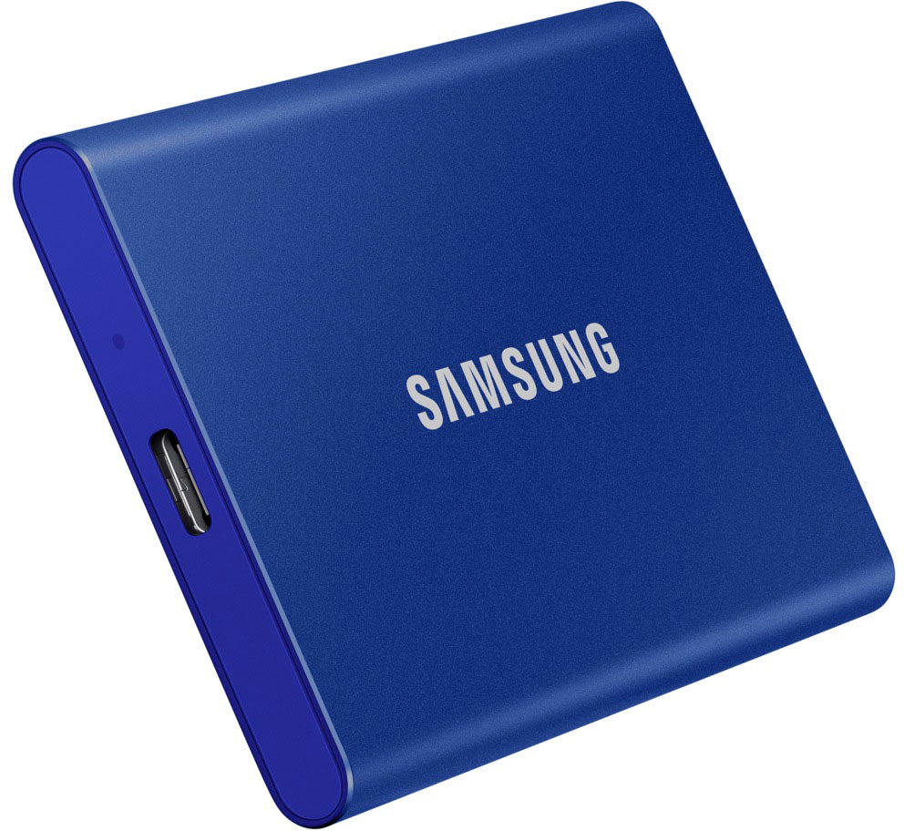 Un disque dur externe bleu Samsung repose sur une surface blanche. 