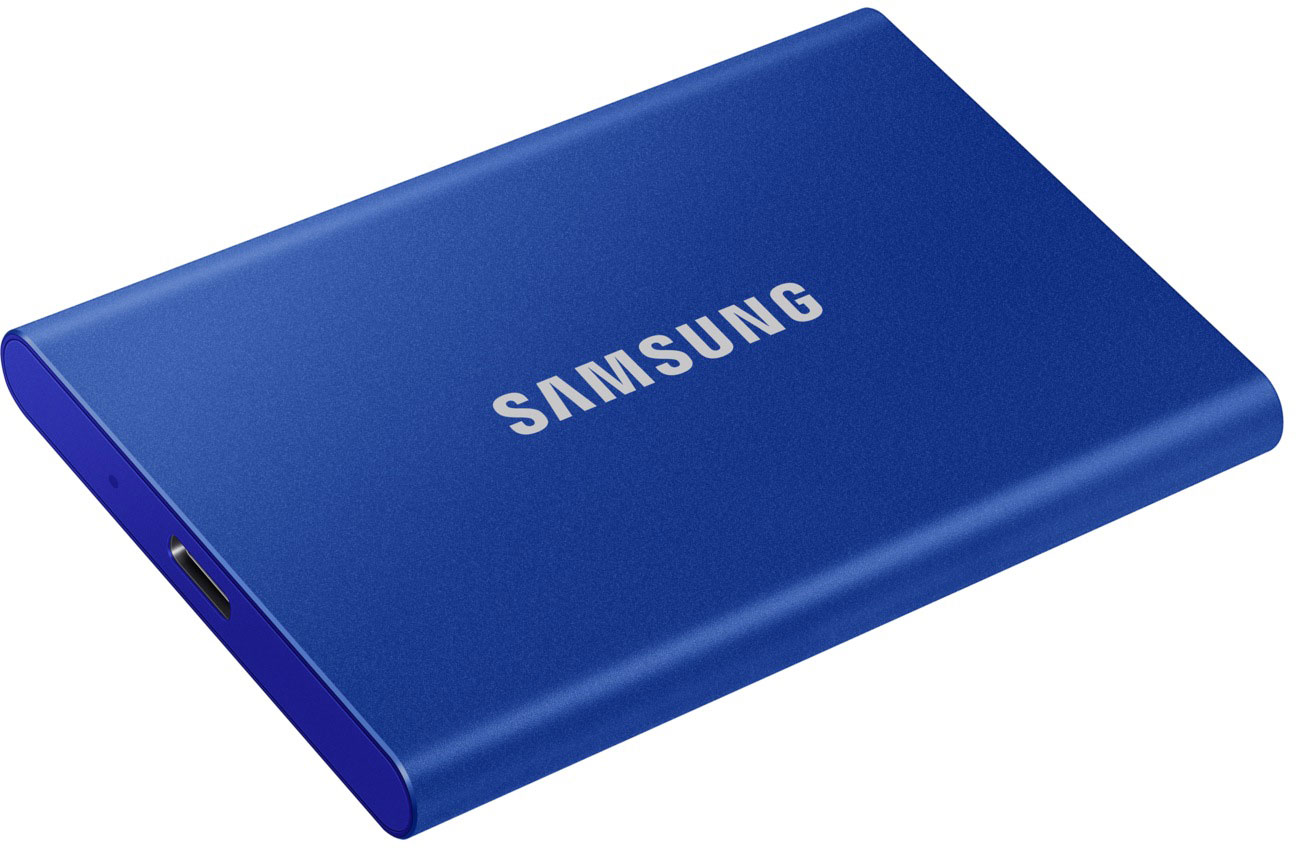 SSD portable Samsung bleu. Forme rectangulaire avec le logo Samsung en blanc. Fond blanc.