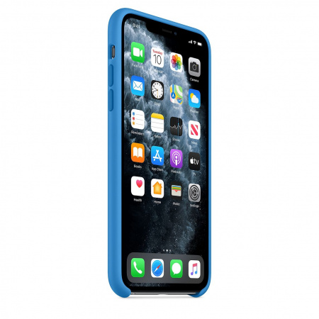 Ein blaues iPhone mit vielen App-Symbolen auf dem Bildschirm, das auf einer weißen Fläche liegt.