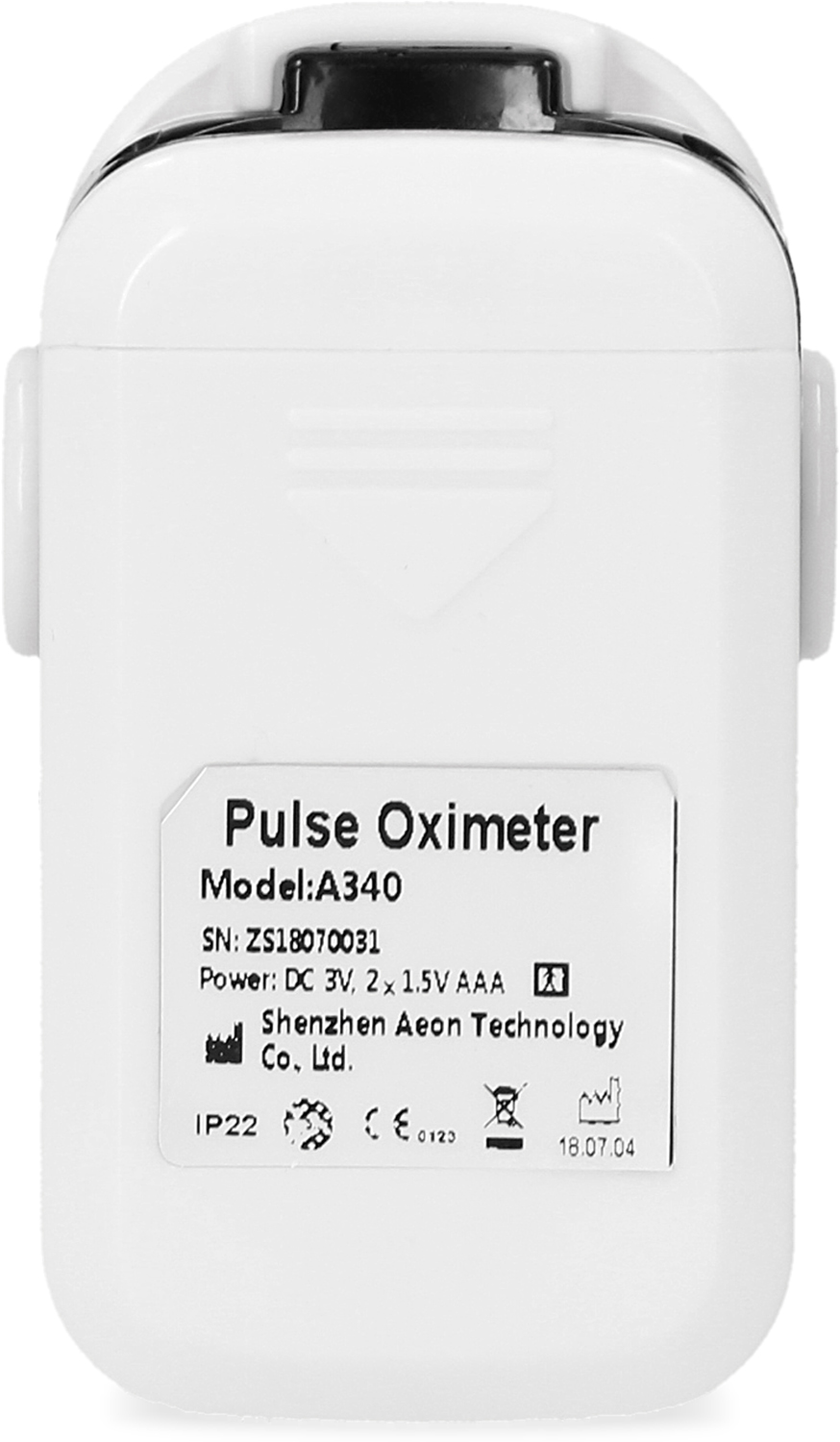 Witte pulsoximeter met een label en tekst op een witte achtergrond.