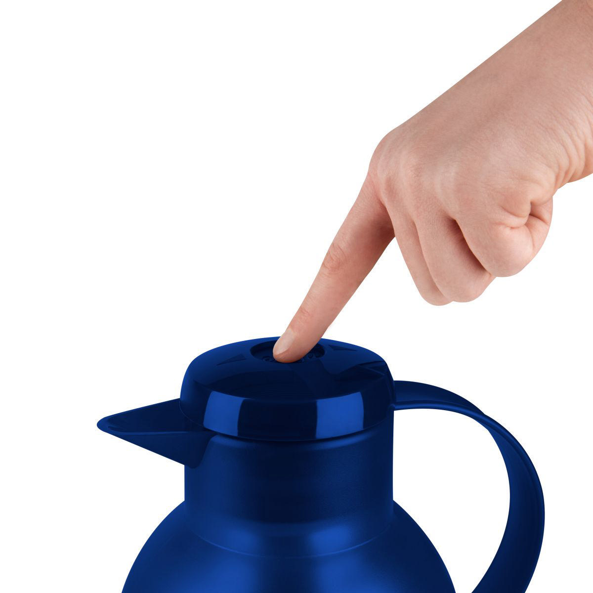 Eine Hand, die den Knopf auf einer blauen Isolierkanne auf weißem Hintergrund drückt.