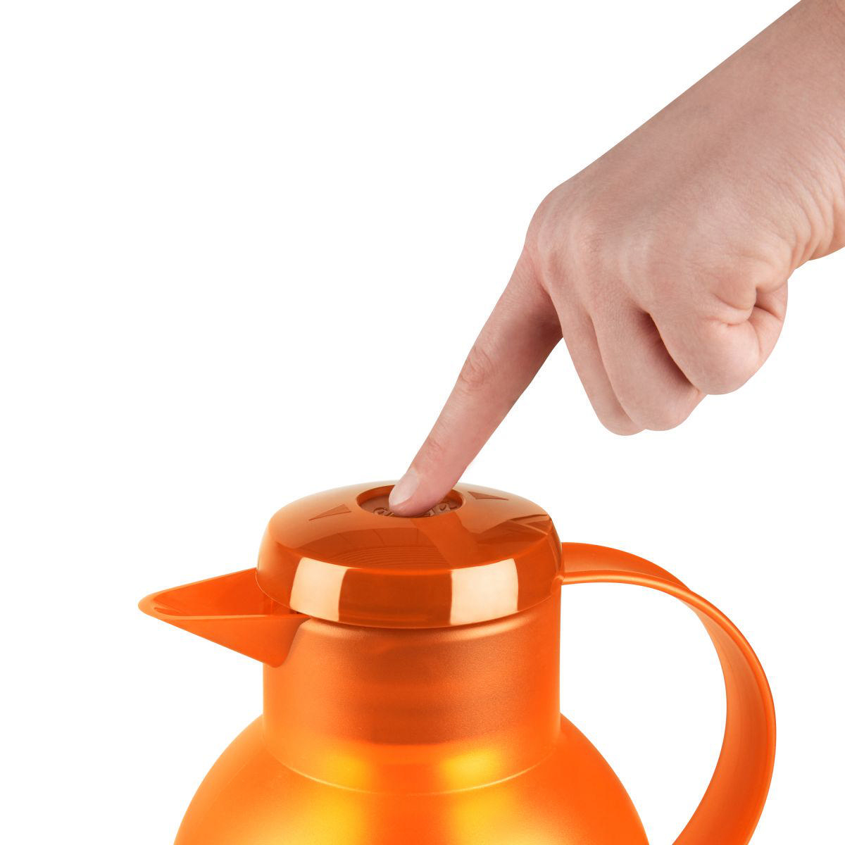 Orangene Thermoskanne, Finger drückt Deckelknopf. Weißer Hintergrund.