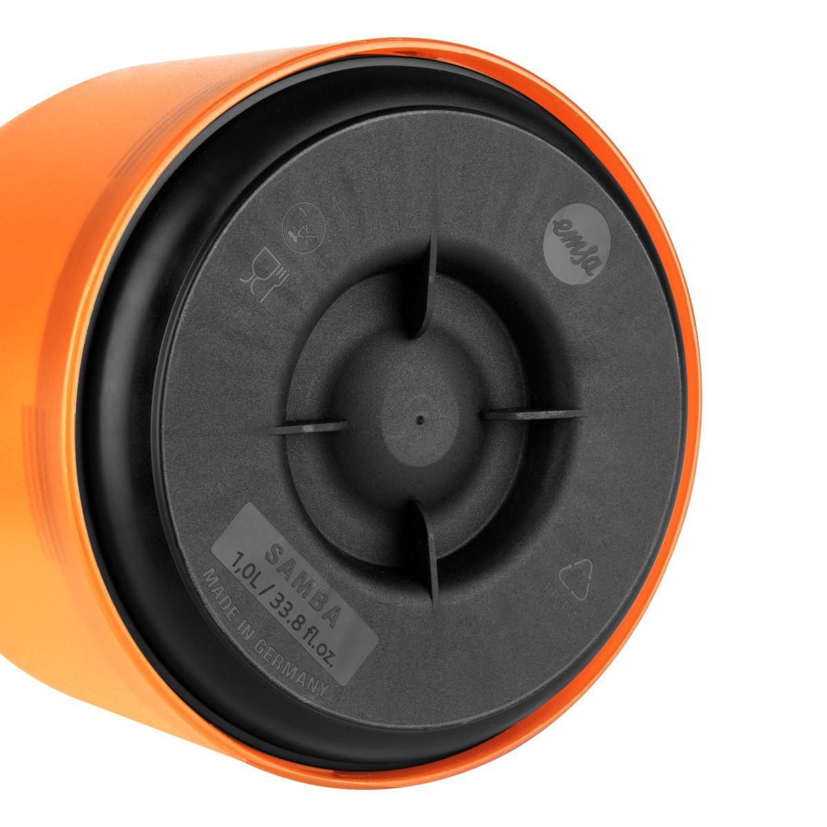 Unterseite einer orange-schwarzen Thermoskanne mit 'Samba'-Etikett.