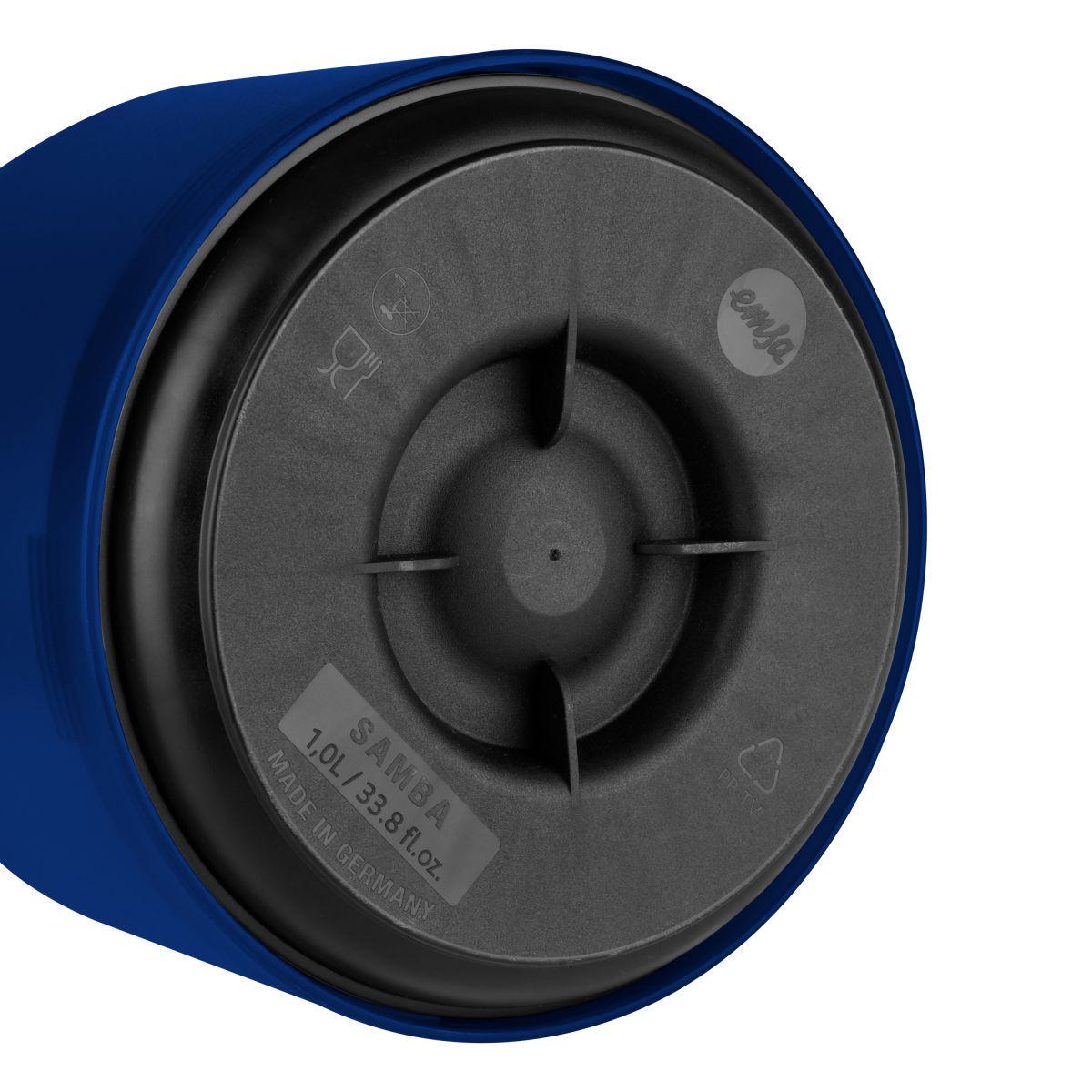 Bodenansicht eines blau-schwarzen Isolierbehälters mit einem Aufkleber.