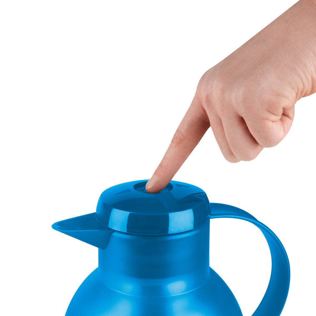 Eine blaue Thermoskanne mit einem Finger, der auf den Deckel drückt. Der Hintergrund ist weiß.