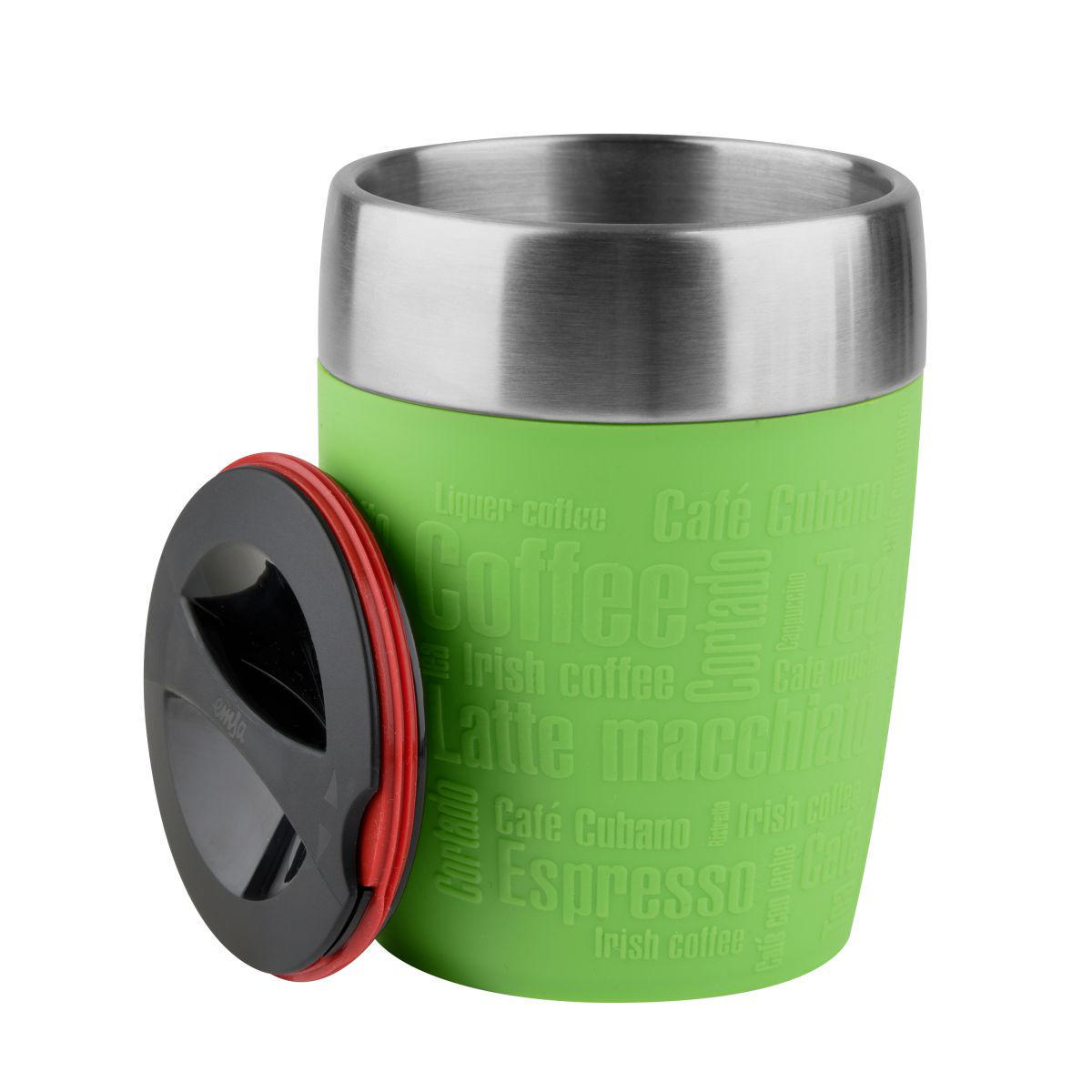 Ein grüner Reisebecher mit silbernem Deckel und schwarzem Deckel. Kaffeetrinknamen sind darauf gedruckt.