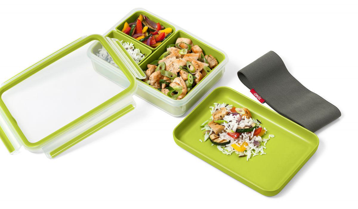 Lunchbox mit Essen. Fächer mit Reis, Hähnchen und Gemüse.