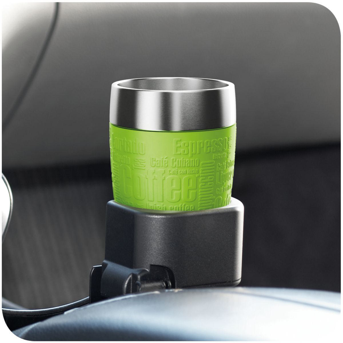 Grüner und silberner Reise-Kaffeebecher in einem schwarzen Auto-Becherhalter.