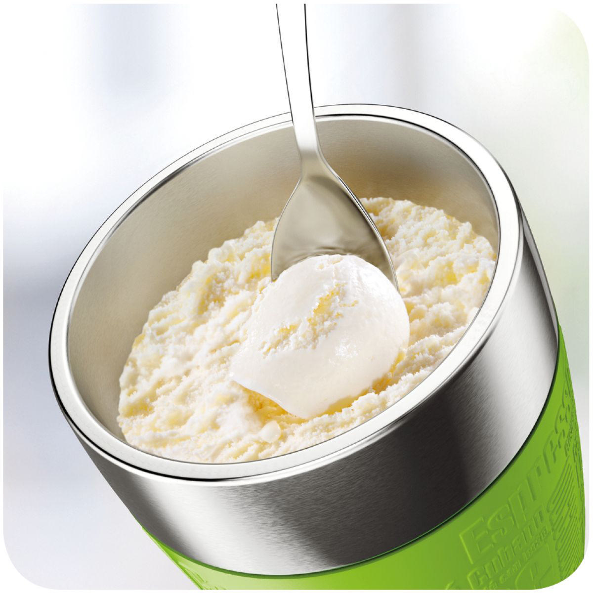 Eine Kugel Eis in einem Metall- und Grünbehälter. Ein Löffel schöpft das Eis.