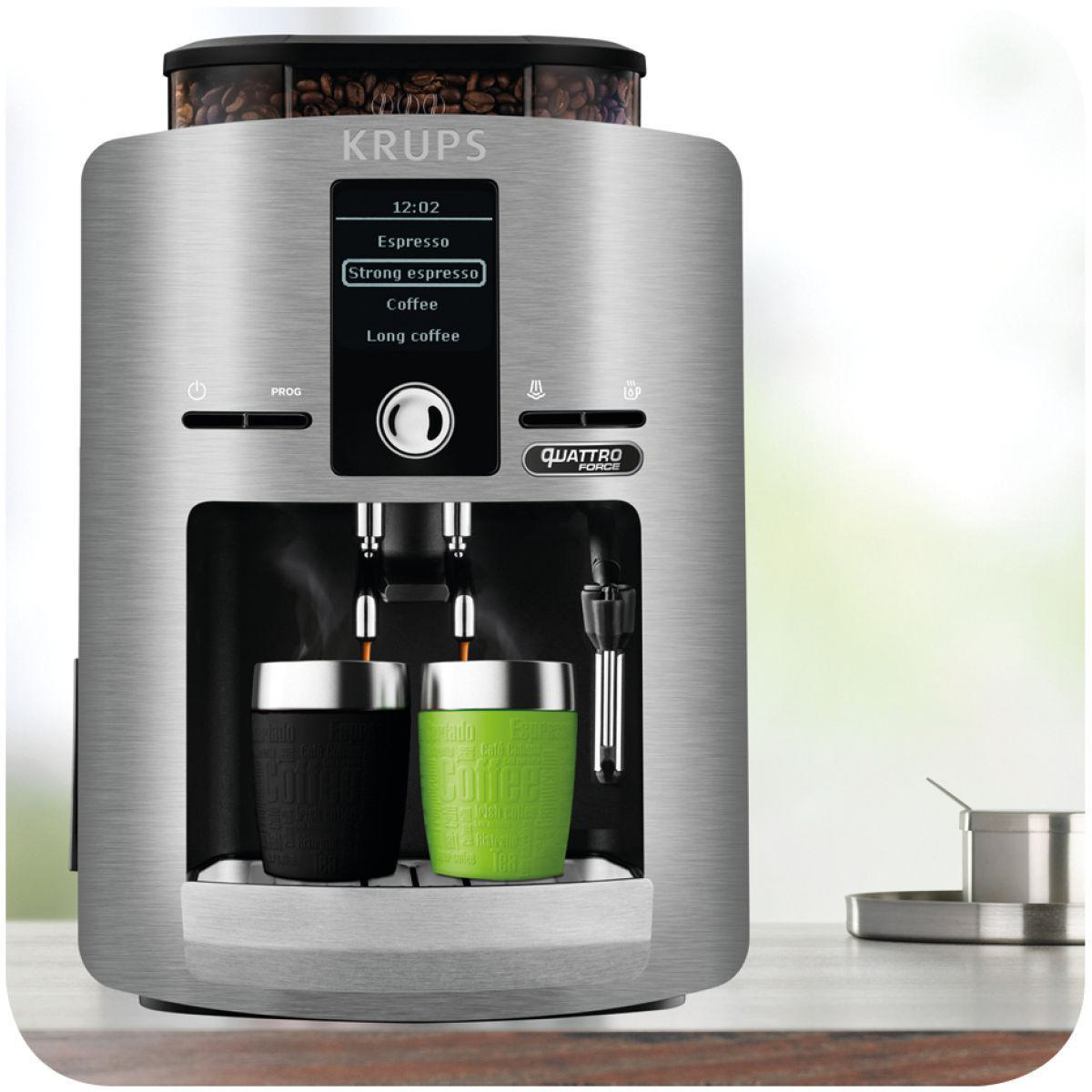 Silberne Krups Kaffeemaschine. Zwei Tassen stehen unter den Ausgüssen.