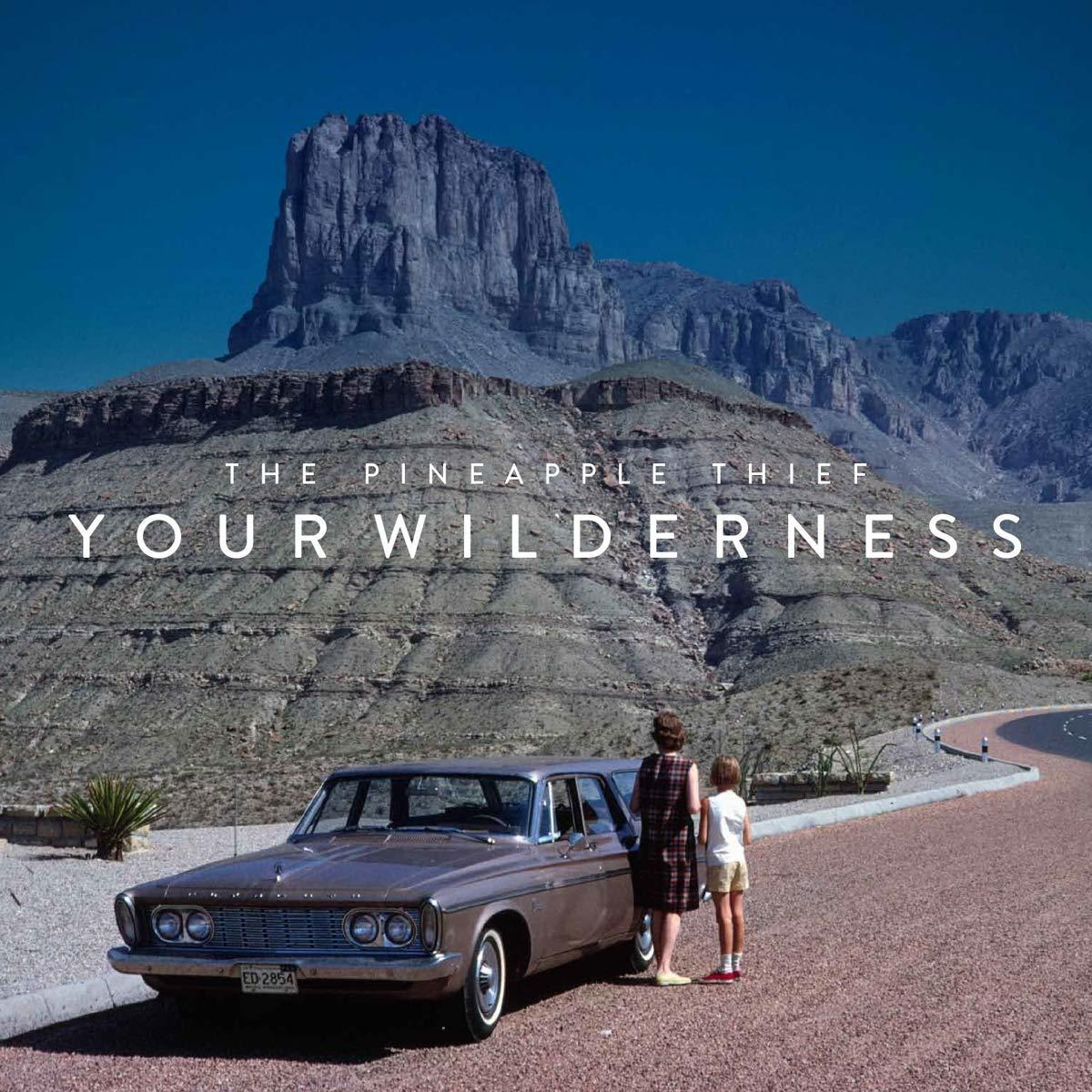 Albumcover: Ein Oldtimer mit Leuten vor einem Berg. Der Himmel ist blau.