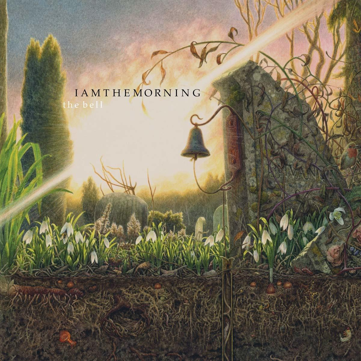 Albumcover mit einer Glocke in einem Garten mit sonnigem Hintergrund.