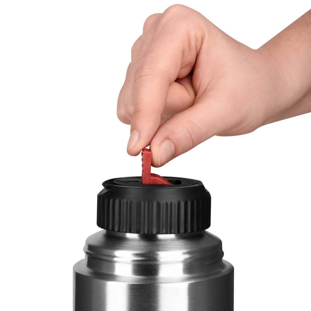 Eine Hand, die einen roten Verschluss in eine silberne Thermosflasche einsetzt, auf weißem Hintergrund.