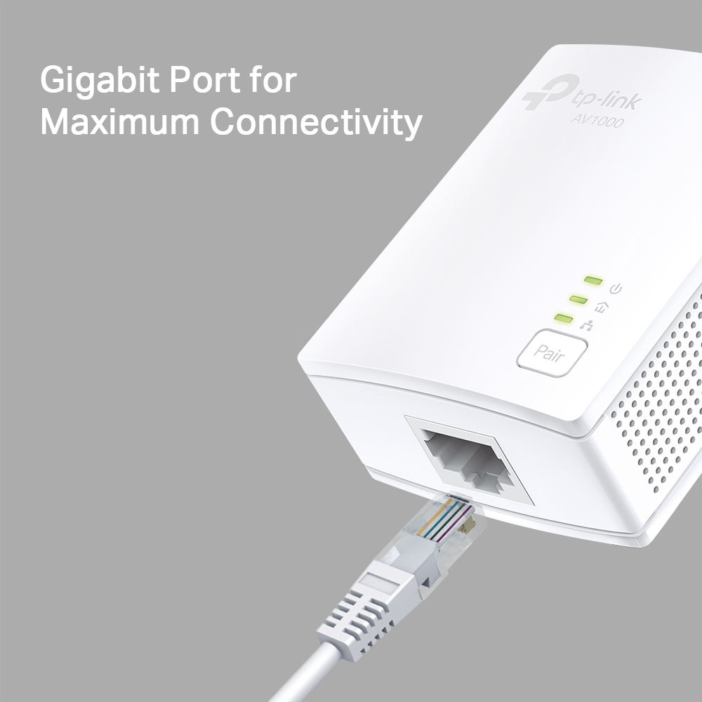 Een witte TP-Link AV1000 adapter met een Ethernet-kabel aangesloten, op een grijze achtergrond. Het heeft groene lampjes.