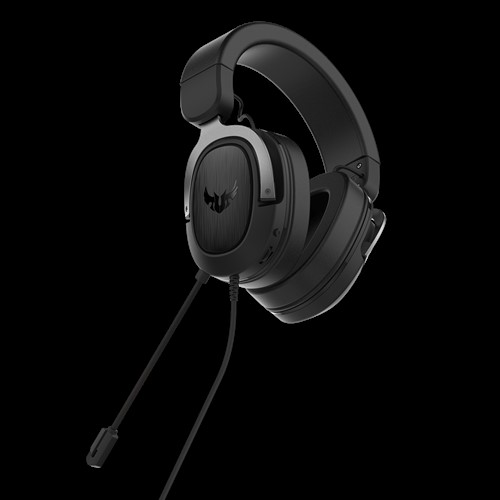 Fekete gamer headset. Van rajta mikrofon és logó a fülkagylókon. A headset fekete háttér előtt van.
