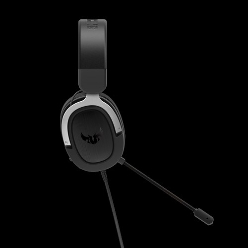 Fekete-ezüst gamer headset mikrofonnal, fekete háttéren.