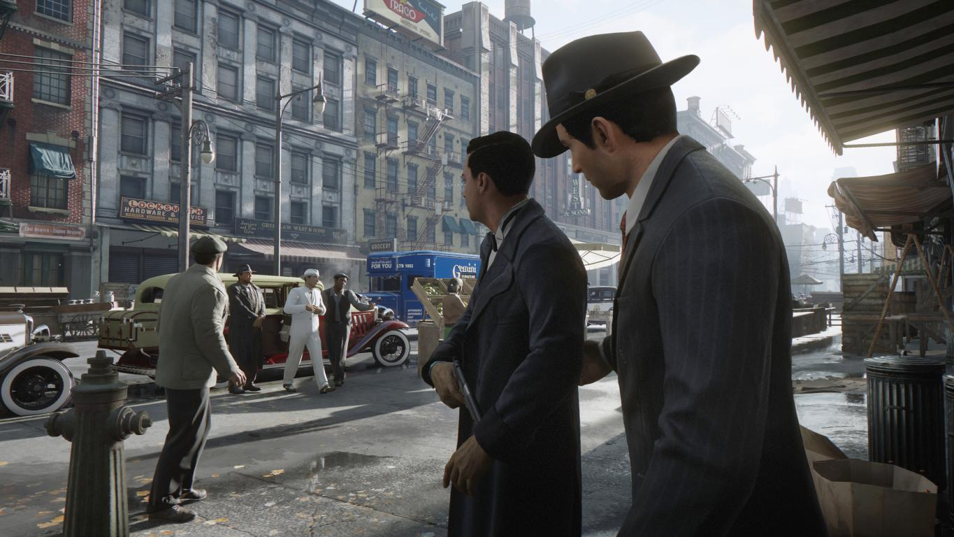 Escena de un juego: hombres con trajes en una calle de la ciudad, uno señalando, coches clásicos.