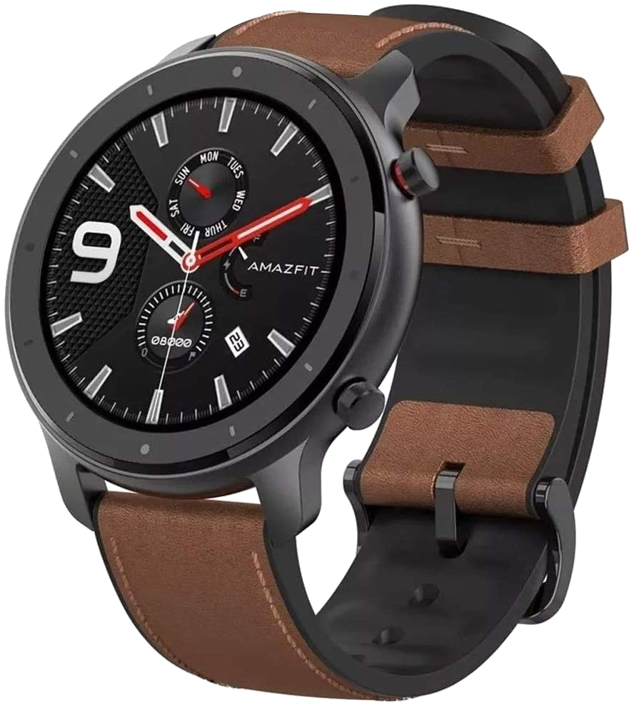 Egy fekete Amazfit okosóra barna bőrszíjjal, amely az időt mutatja. Az óralap fekete, fehér jelzésekkel és piros mutatókkal.