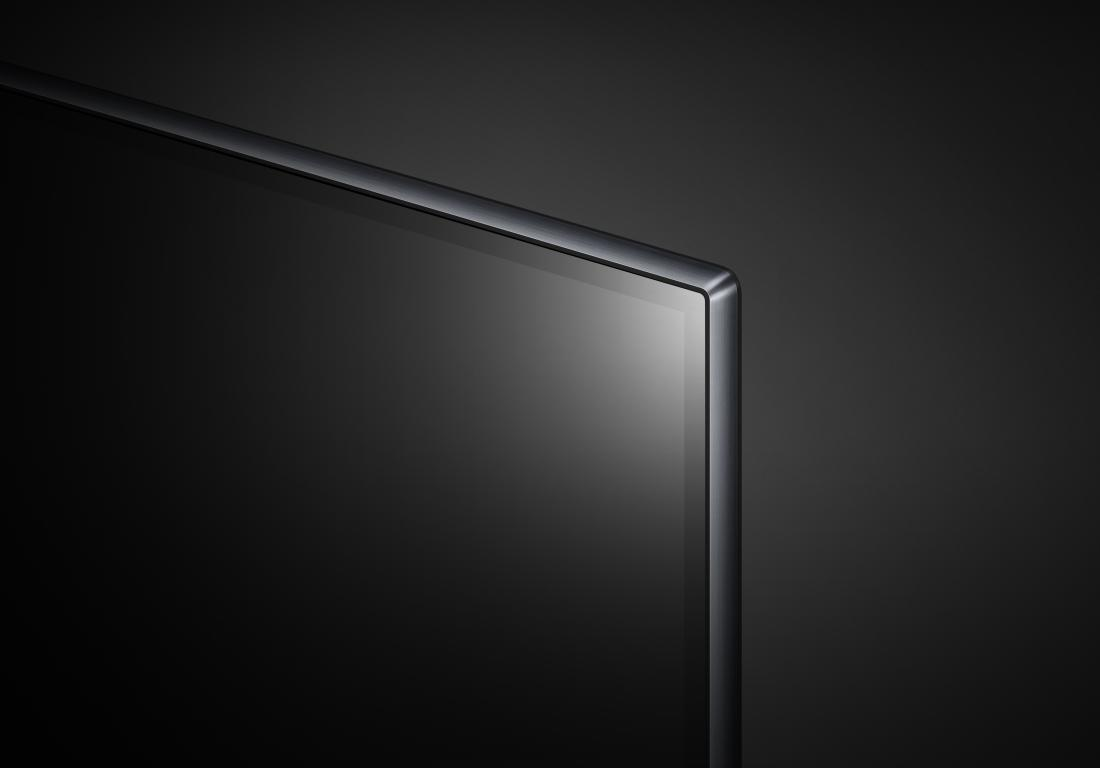 Primer plano de una pantalla de TV negra con un marco gris oscuro.