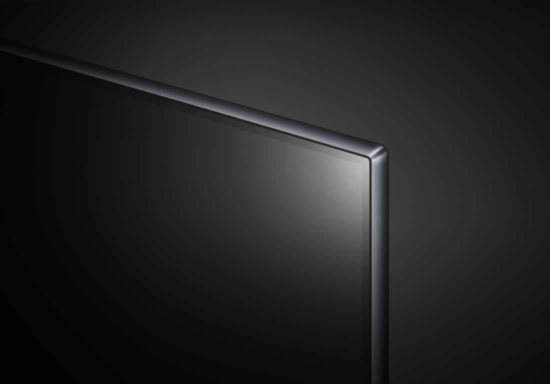 Primer plano de una esquina de pantalla de TV. Pantalla negra y fondo oscuro.