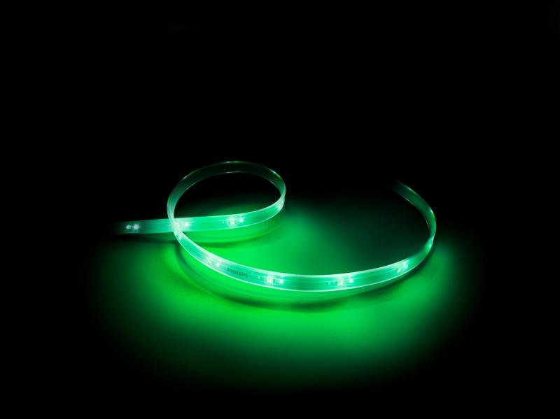 Striscia luminosa a LED verde. È arrotolata. Lo sfondo è nero.