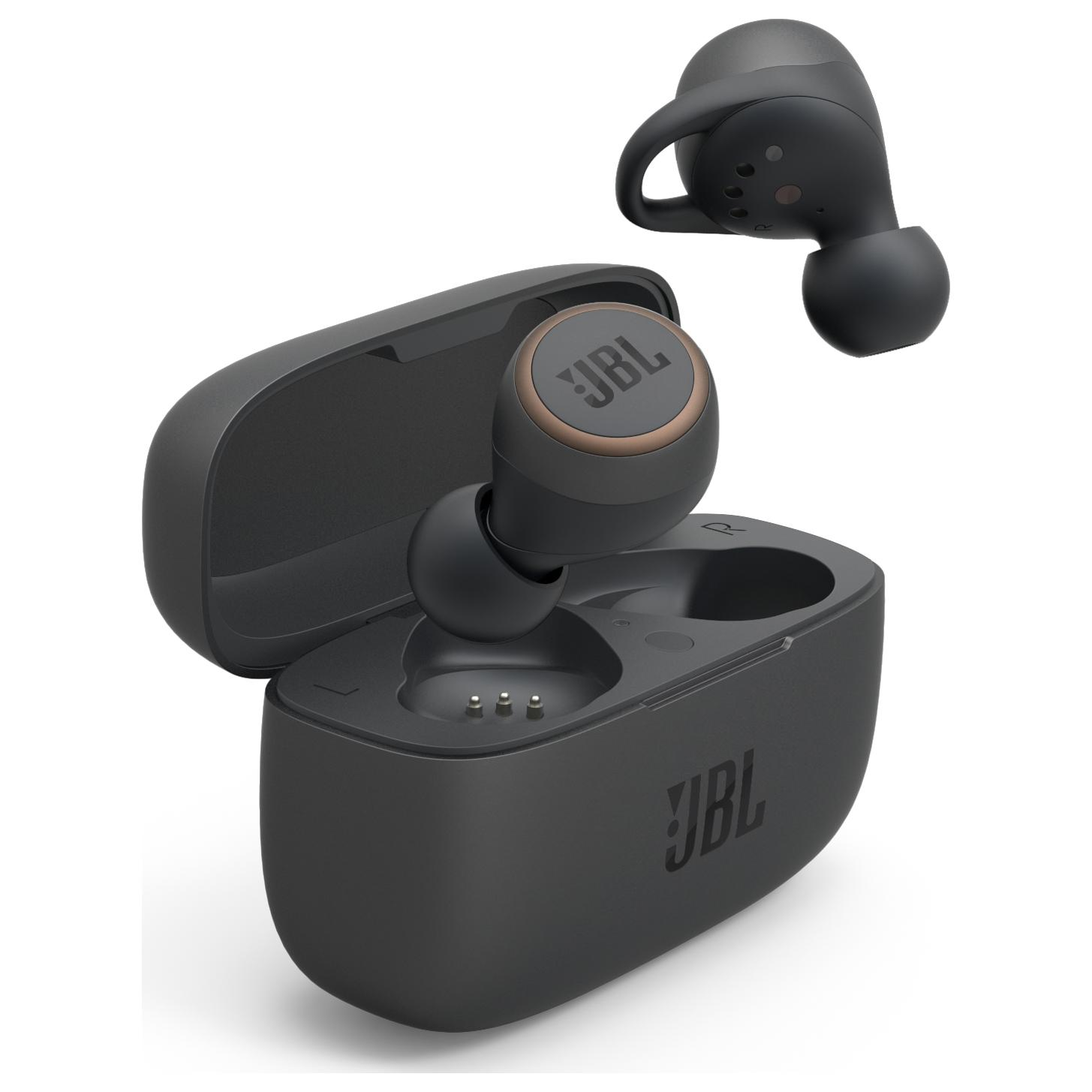 Auriculares JBL grises en un estuche de carga. Un auricular está fuera del estuche.