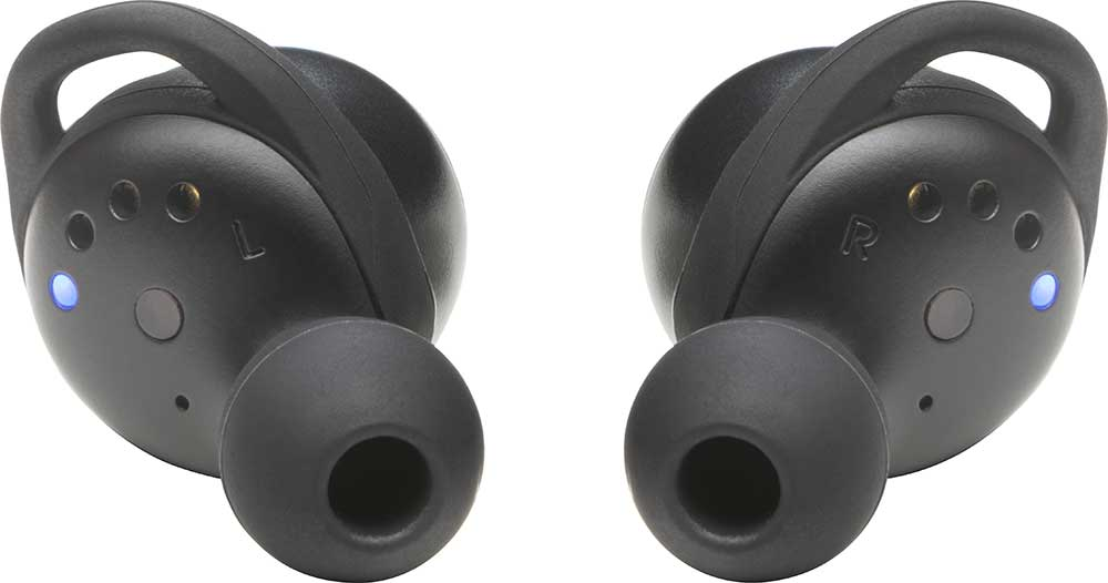 Dos auriculares inalámbricos negros con una luz azul. Los auriculares tienen forma redondeada.