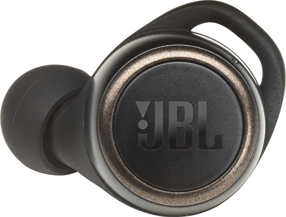 Auricular inalámbrico JBL negro. El auricular tiene un anillo plateado alrededor del centro con el logotipo JBL.