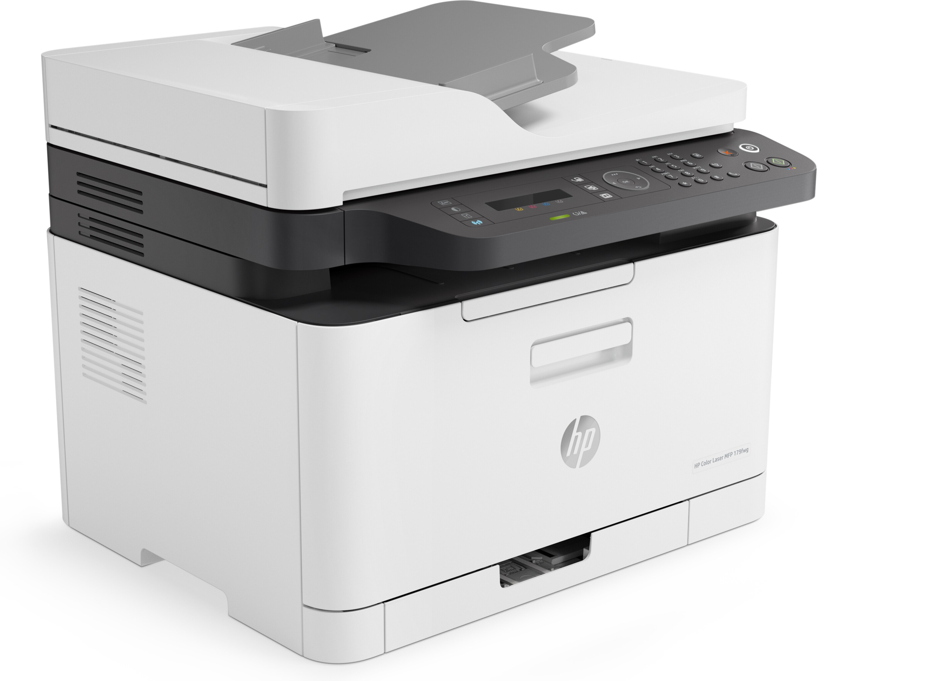 Une imprimante laser couleur HP blanche et noire. Elle a un panneau de contrôle et un bac de sortie papier.