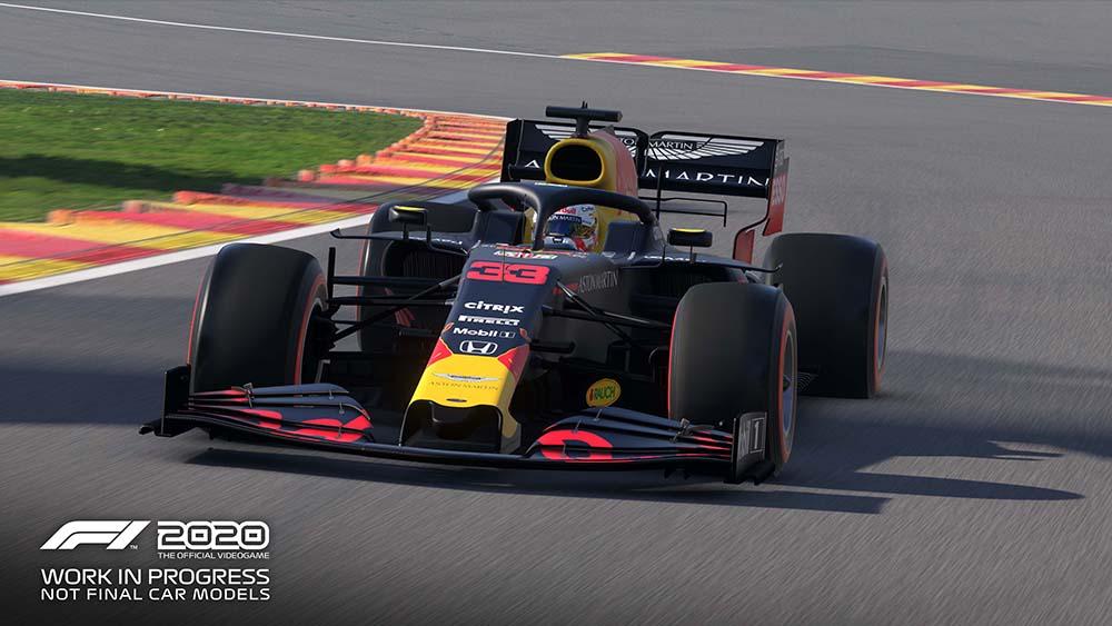 F1 2020 auto op een racebaan. Red Bull auto staat centraal. Het logo staat onderaan.