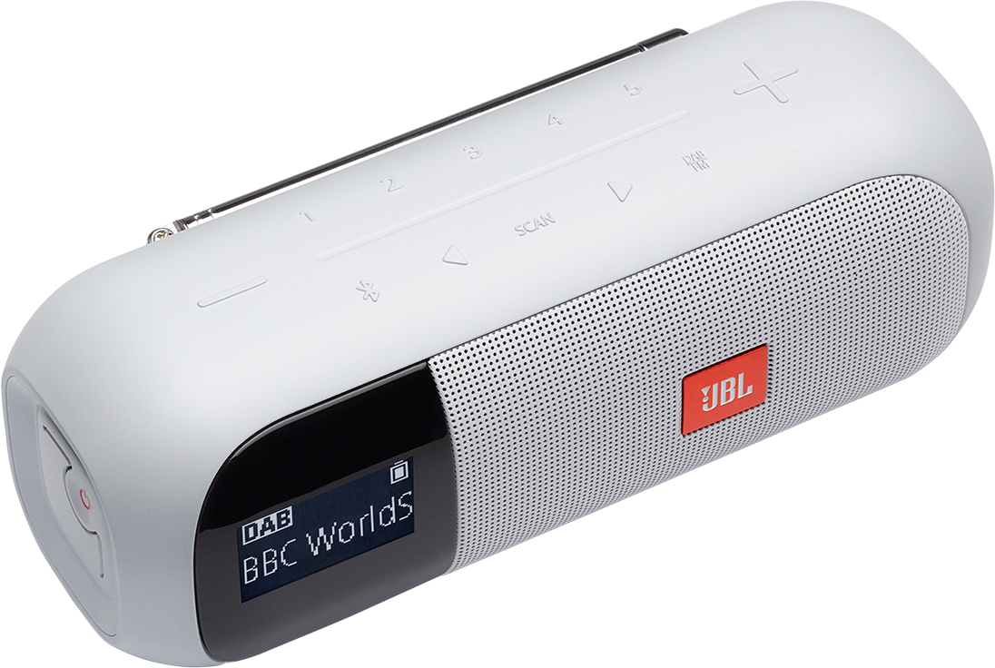 Altoparlante portatile JBL bianco con schermo che mostra BBC Worlds. Il logo JBL è visibile in rosso.