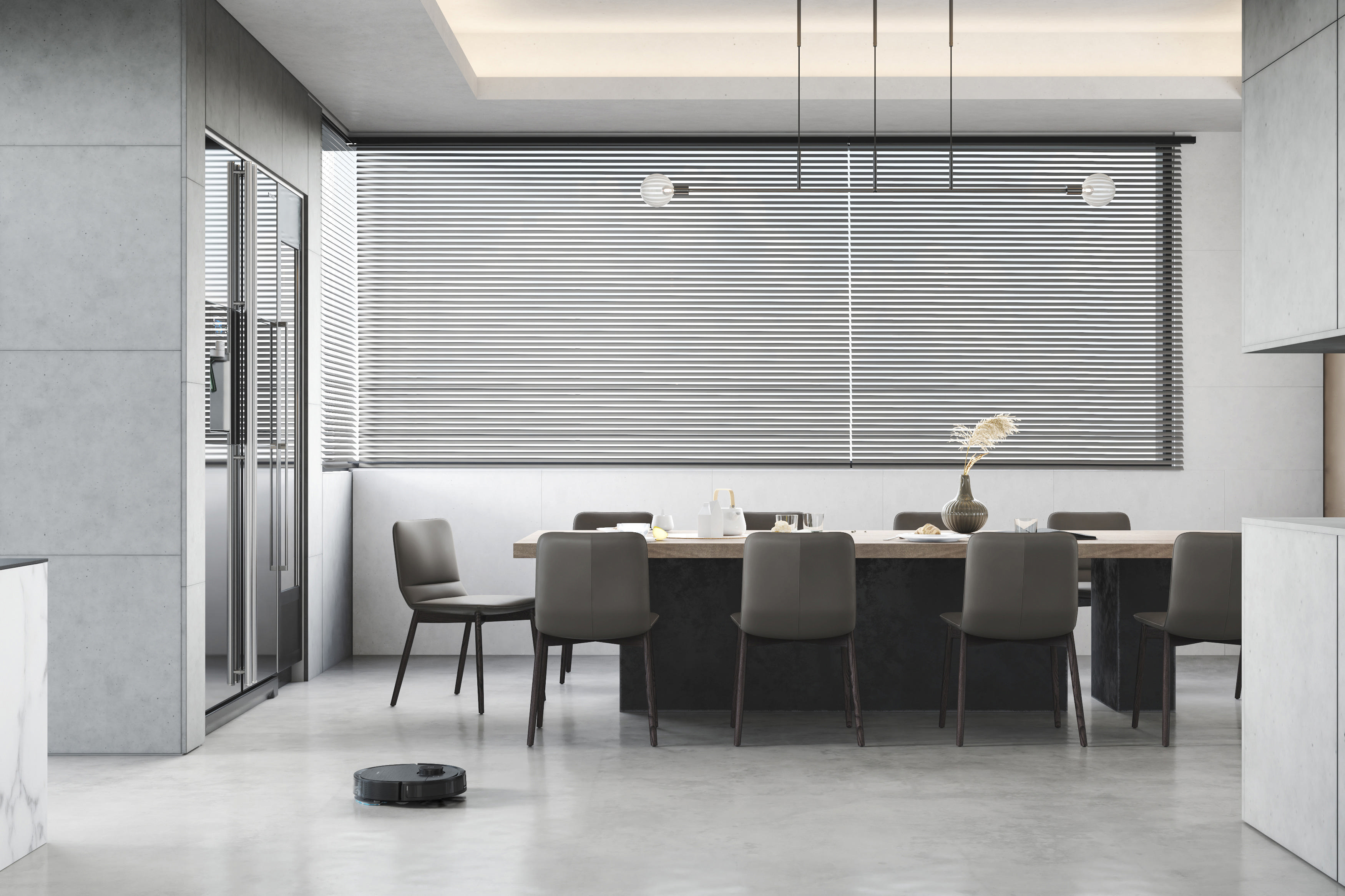 Modernes Esszimmer mit Tisch, Stühlen, Jalousien und einem Roboterstaubsauger auf Betonboden.