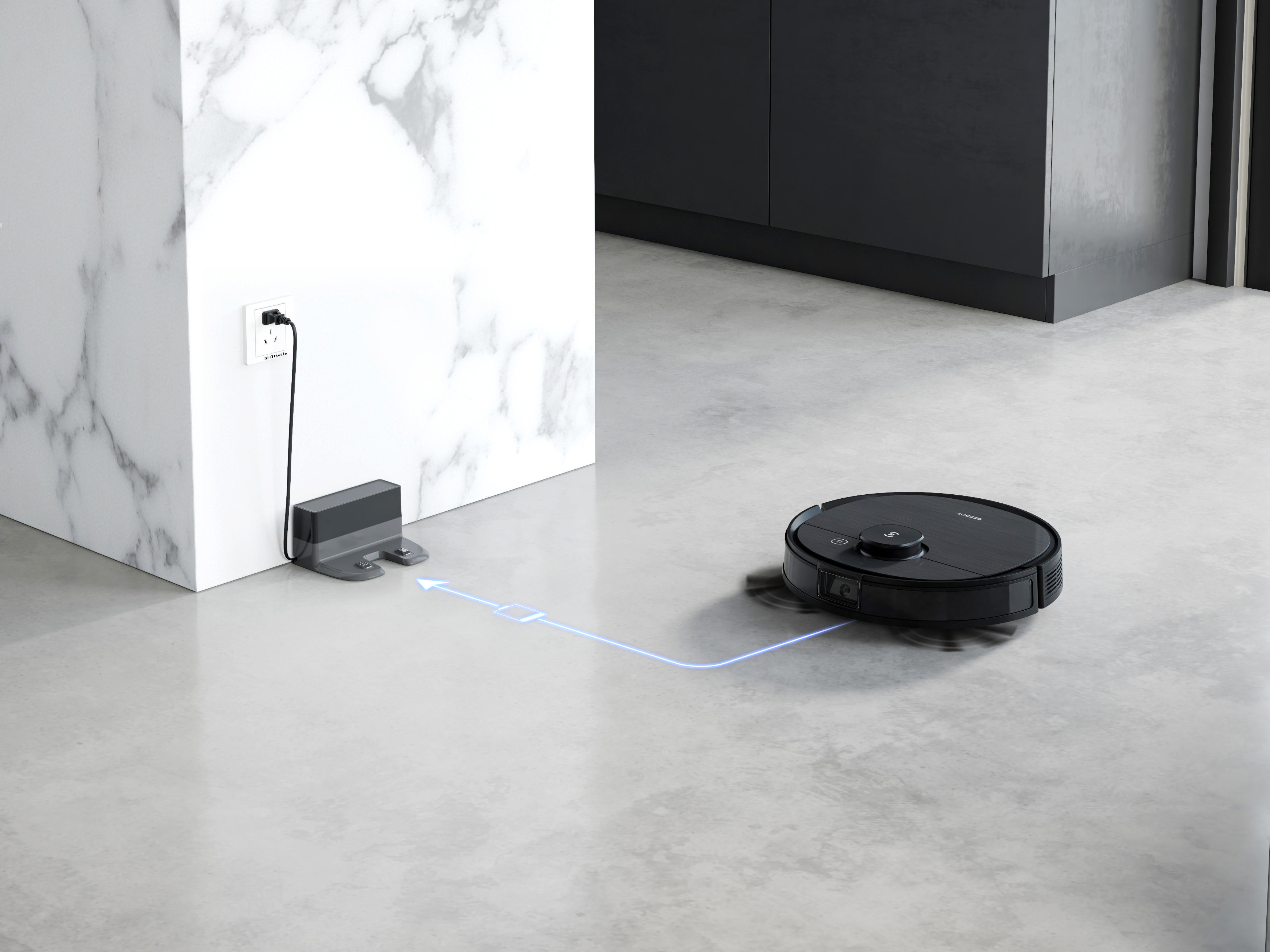 Schwarzer Roboter-Staubsauger, der an einer Dockingstation neben einer Steckdose auflädt.
