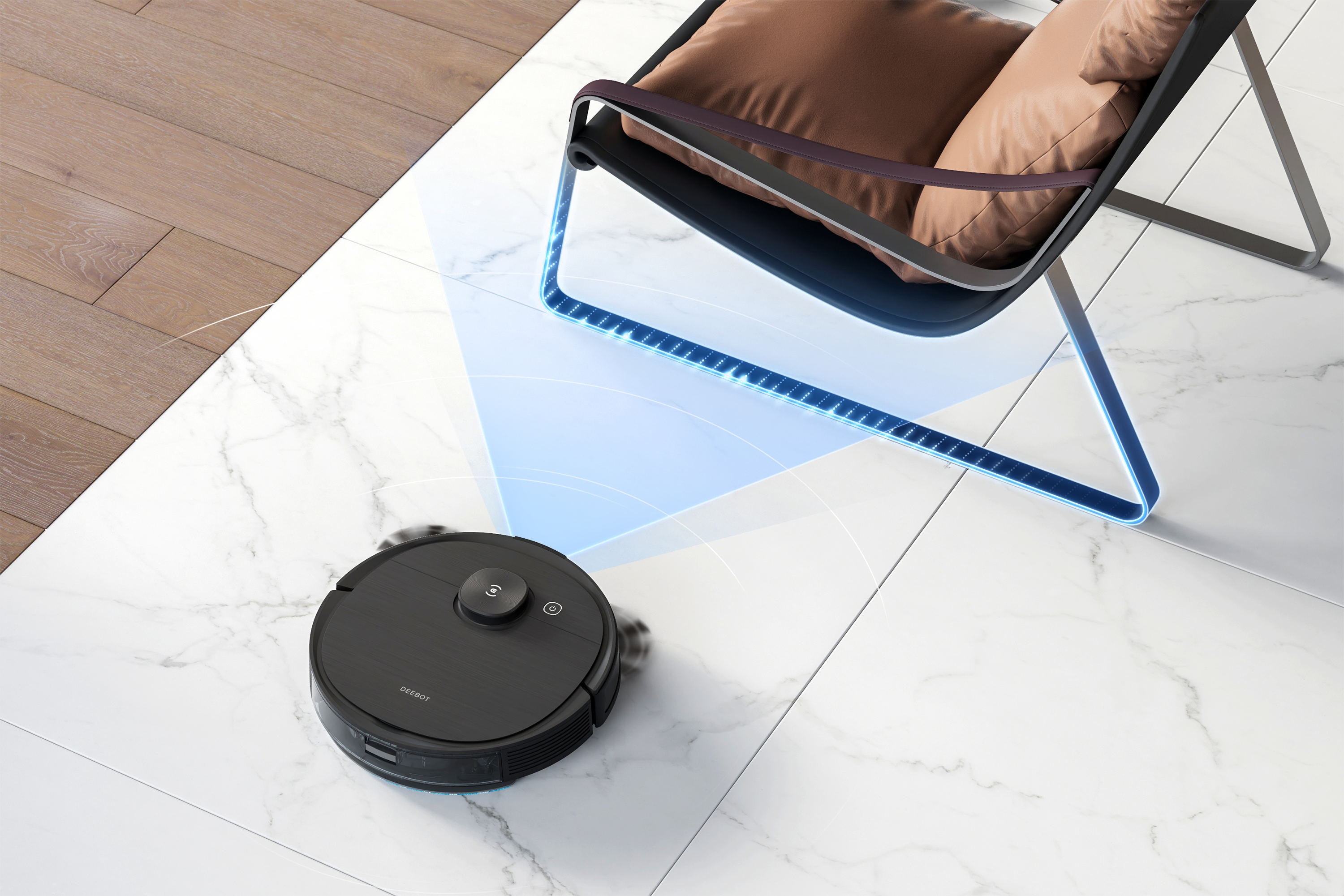 Ein schwarzer Roboter-Staubsauger reinigt den Boden. Ein Stuhl ist im Hintergrund.