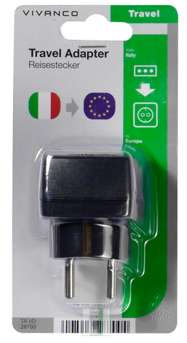 Eine Reiseadapter-Verpackung. Es hat einen schwarzen Adapter und die italienischen und EU-Flaggen sind abgebildet.