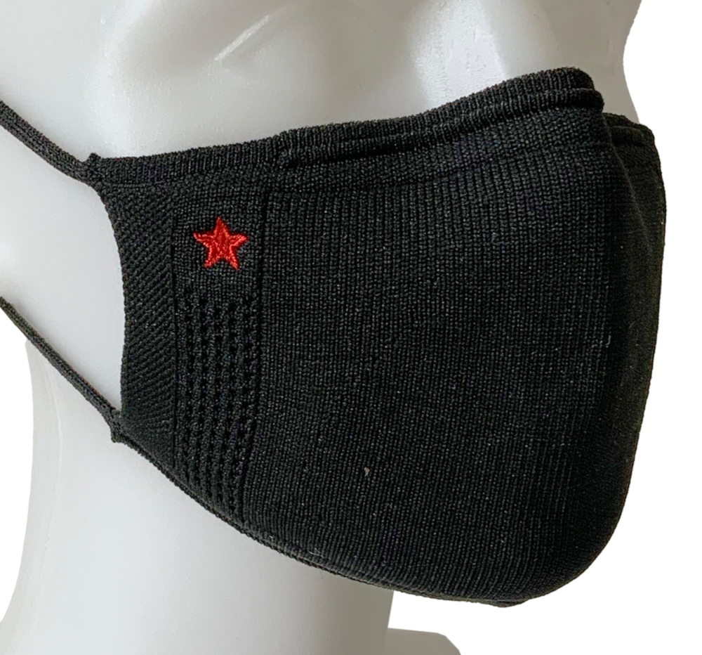 Zwart gezichtsmasker met rode ster op een witte mannequin hoofd.