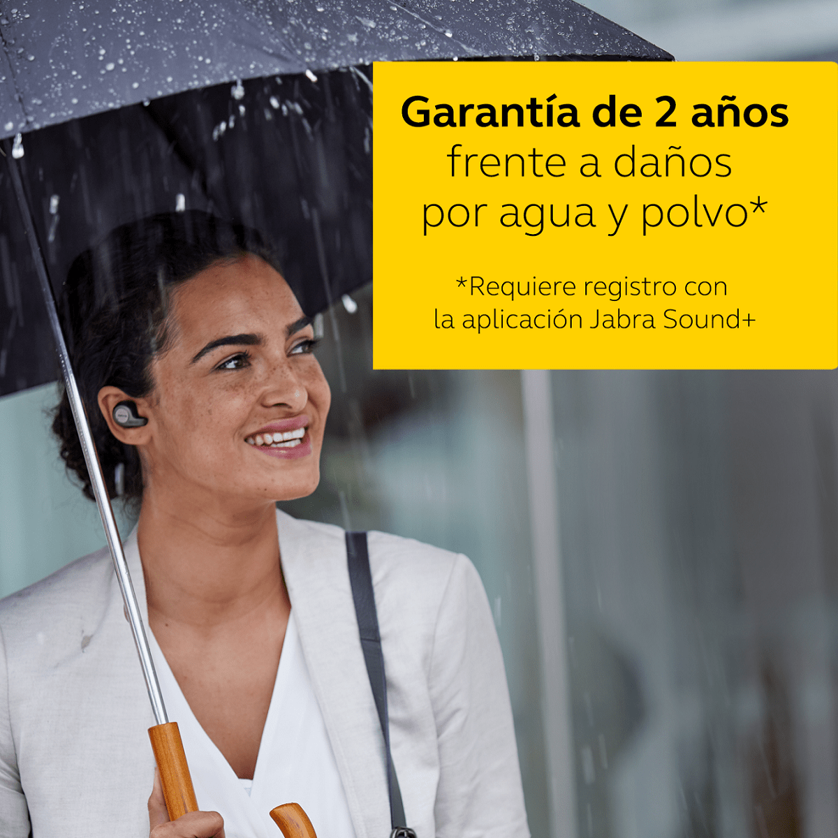 Mujer bajo paraguas en lluvia, con auriculares, con texto sobre garantía.