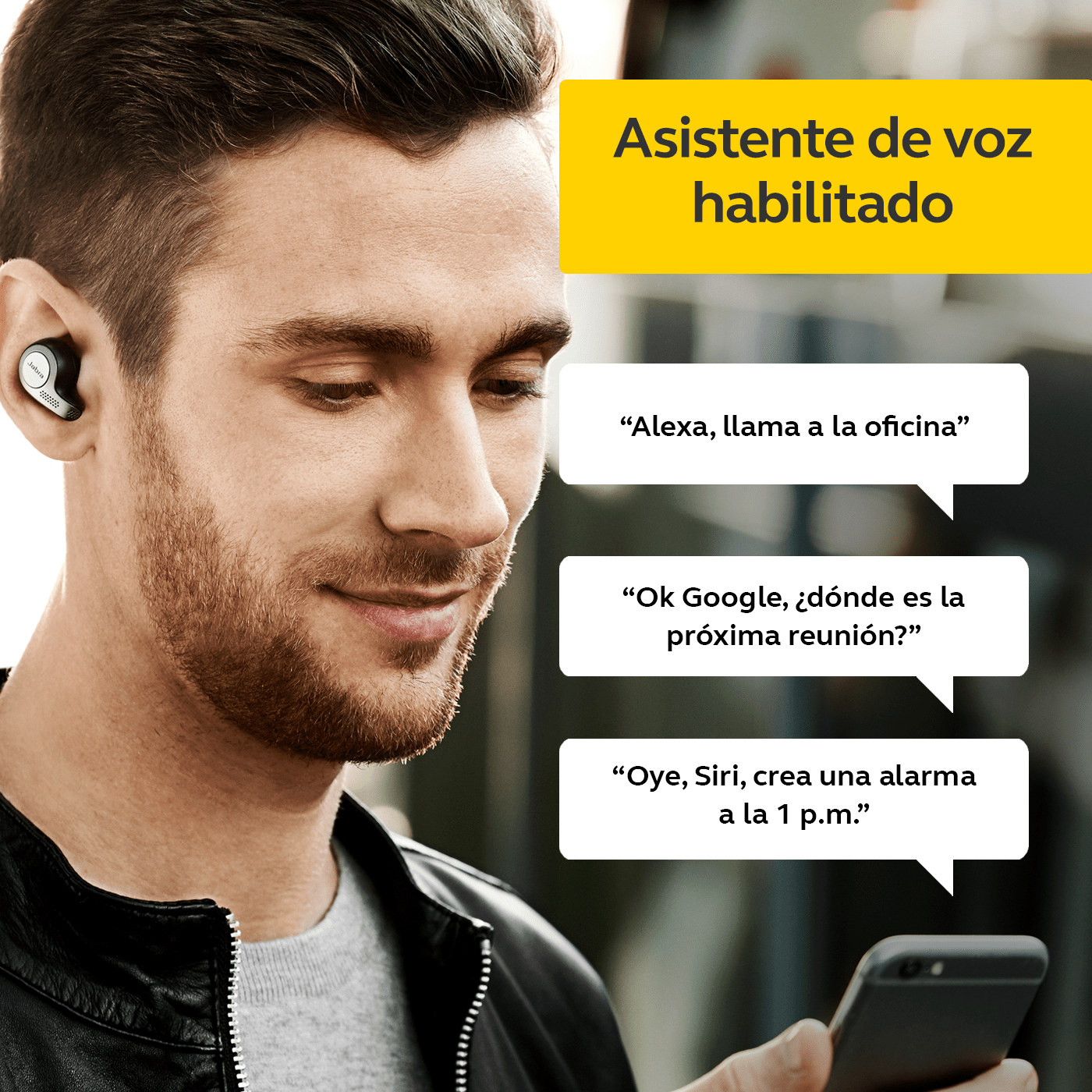 Hombre con auriculares, conversando con asistentes de voz como Alexa, Google y Siri.