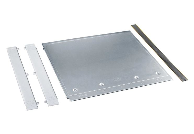 Componentes metálicos plateados: una placa grande, dos barras y una tira fina.