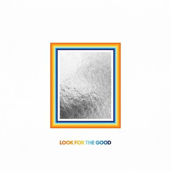 Art abstrait avec du papier d'aluminium argenté dans un cadre, texte : Look For The Good.